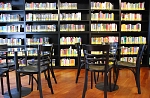 In der Romanabteilung sorgen an verschiedenen Stellen Tische und Stühle im "Bistro-Stil" sowie Ledersessel für ruhiges und entspannendes Lesen oder auch für eine anregende Unterhaltung.